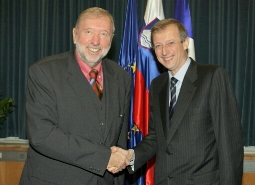 Le ministre slovène des affaires étrangères, M. Dimitrij Rupel, et l'envoyé spécial de l'UE pour la Birmanie/Myanmar, M. Piero Fassino (photo: Bobo)