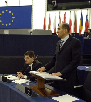 Predsednik Vlade RS in predsedujoči Evropskemu svetu Janez Janša predstavlja prednostne naloge predsedovanja Slovenije Svetu EU. (foto: EP)