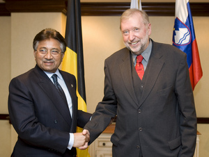 Pakistani President Pervez Musharraf and the the Slovenian Minister for Foreign Affairs Dimitrij Rupel after a bilateral meeting (photo: Thierry Monasse / STA)