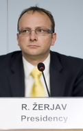 Ministre slovène des Transports et le président du Conseil TTE Radovan Žerjav avant la séance à la conférence de presse