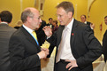 Evropski komisar za znanost in raziskave Janez Potočnik (desno) v sproščenem pogovoru z nemškim delegatom Walterjem Mönigom
