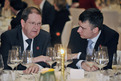 Irski minister za inovacijsko politiko Michael Ahern in madžarski minister za gospodarstvo in transport Csaba Kákosy v pogovoru pred večerjo