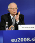Günter Verheugen, commissaire en charge de l'Entreprise et de l'industrie et le vice-président de la Commission européenne, lors de la conférence de presse