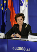 Evropska komisarka za konkurenco Neelie Kroes na novinarski konferenci