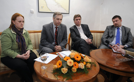 Au milieu : Commissaire chargé de l'éducation, de la formation, de la culture et de la jeunesse Ján Figel et le ministre slovène de l'Éducation et du Sport Milan Zver
