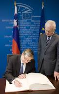 Slovenian President Danilo Türk signing the gold book