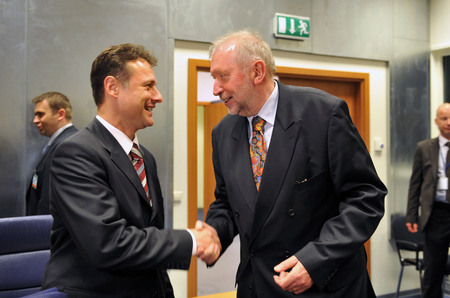 Slovenski zunanji minister Dimitrij Rupel (desno) pozdravlja hrvaškega kolego Gordana Jandrokovića