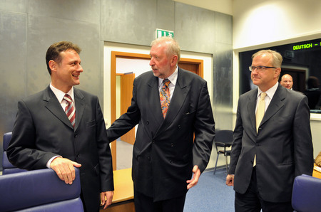 Hrvaški zunanji minister Gordan Jandroković, slovenski zunanji minister Dimitrij Rupel in evropski komisar za širitev Olli Rehn v sproščenem pogovoru pred sestankom