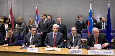 Vuk Jeremić, le ministre serbe des Affaires étrangères, Božidar Djelić, vice-premier ministre serbe, le président serbe, Boris Tadic, le Haut Représentant pour la PESC de l’UE, Javier Solana, et le ministre des affaires étrangères slovène, Dimitrij Rupel