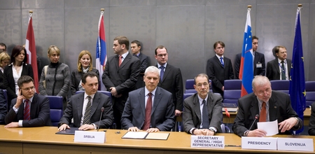 Serbian Foreign Minister Vuk Jeremic, Serbia's chief negotiator with the EU Bozidar Djelic, Serbian President Boris Tadic, EU's foreign policy chief Javier Solana and Slovenian Foreign Minister Dimitrij Rupel