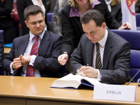 Signature de l'accord de stabilisation et d'association (ASA) entre la Serbie et l'UE : Vuk Jeremić, le ministre serbe des Affaires étrangères (G), et Božidar Djelić, le vice-premier ministre serbe pour l'intégration européenne