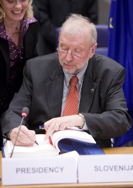 Slovenian Foreign Minister Dimitrij Rupel signing the Stabilisation and Association Agreement (SAA) with Serbia