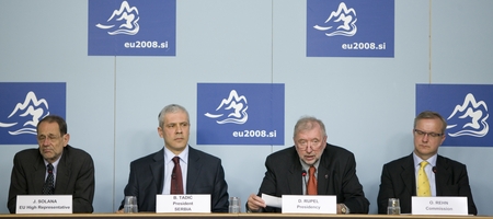 Javier Solana, Visoki predstavnik EU za SZVP, srbski predsednik Boris Tadić, slovenski zunanji minister Dimitrij Rupel in evropski komisar za širitev Olli Rehn na novinarski konferenci po podpisu sporazuma (SPS) med Srbijo in EU