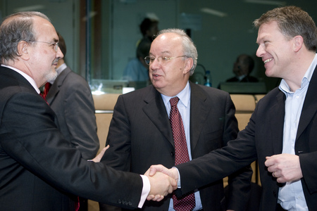 Spanish Finance Minister Pedro Solbes Mira, Slovenian Finance Minister Andrej Bajuk and Dutch Minister Wouter Bos prior to the start of the Eurogroup council meeting in Bruxelles