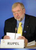 Slovenski minister za zunanje zadeve dr. Dimitrij Rupel na novinarski konferenci