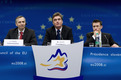 Commissaire Jan Figel, le ministre Milan Zver et Dragan Barbutovski, porte-parole de la Présidence slovène  lors de la conférence de presse