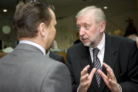 Polish Minister for Foreign Affairs Radoslaw Sikorski talks with Slovenian counterpart Dimitrij Rupel