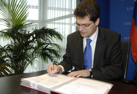 Janez Lenarčič, le Secrétaire d'État aux affaires européennes signe le actes législatifs, adoptés par le Parlement européen et le Conseil de l'UE