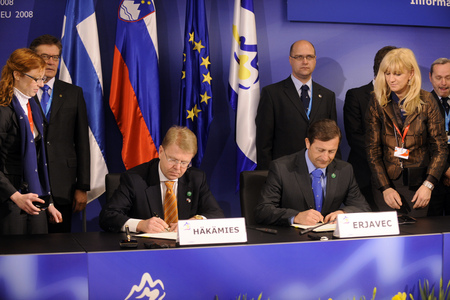 Podpis sporazuma o dvostranskem sodelovanju na obrambnem področju med Finsko in Slovenijo (podpisnika: finski minister Jyri Häkämies in slovenski minister Karl Erjavec)