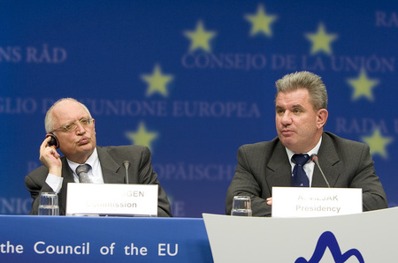 Gunter Verheugen, le commissaire européen, et Andrej Vizjak, le ministre slovène de l'Économie, lors de la conférence de presse