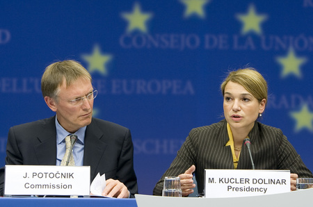 Janez Potočnik, le commissaire européen, chargé de Science et recherche et Mojca Kucler Dolinar, le ministre slovène de l'Enseignement supérieur, des Sciences et de la Technologie, lors de la conférence de presse