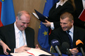 Predsednik vlade Kneževine Lihtenštajn Otmar Hasler in minister za notranje zadeve Dragutin Mate podpisujeta Protokole o pristopu Kneževine Lihtenštajn k schengenskemu in dublinskemu pravnemu redu