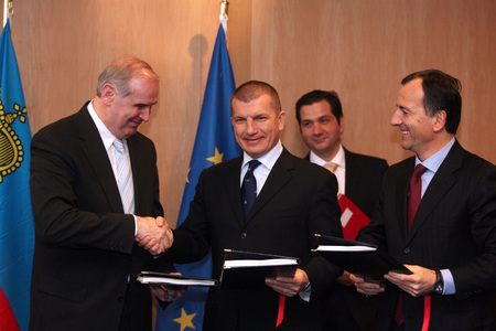 Otmar Hasler, le Premier ministre de la principauté de Liechtenstein, Dragutin Mate, le ministre slovène de l'Intérieur et Franco Frattini, le Vice-Président de la Commission européenne après la signature des protocoles d'association de la Principauté de Liechtenstein aux Acquis de Schengen et de Dublin.