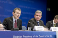 Andris Piebalgs, le commissaire européen, chargé de l'Énergie et Andrej Vizjak, le ministre slovène de l'Économie, lors de la conférence de presse