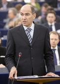 Predsednik Vlade RS in predsedujoči Evropskemu svetu Janez Janša evropskim poslancem predstavlja prednostne naloge predsedovanja Slovenije Svetu EU.