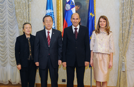 Skupinska fotografija: ga. Ban Soon-taek, generalni sekretar OZN Ban Ki-moon, predsednik Vlade RS Janez Janša in ga. Urška Bačovnik