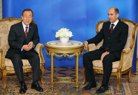 Pogovor na štiri oči med predsednikom Vlade RS Janezom Janšo in generalnim sekretarjem OZN Ban Ki-moonom