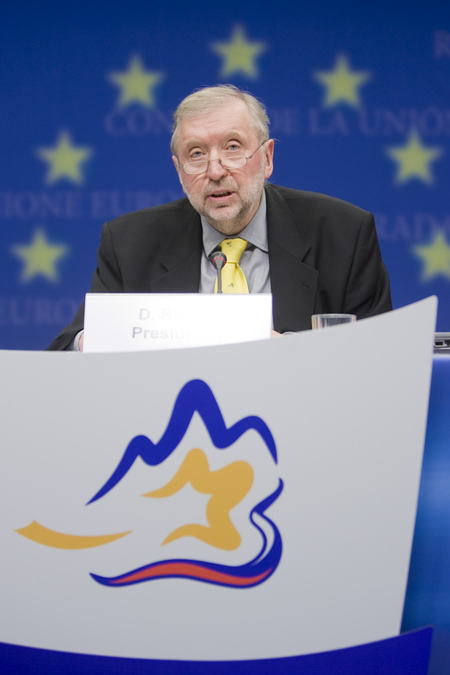 Minister Dimitrij Rupel med govorom na zasedanju Sveta za splošne in zunanje zadeve v Bruslju.