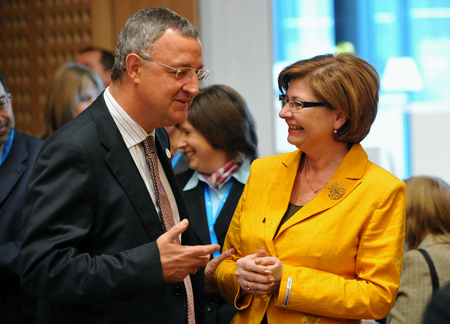 Spanish Minister of Employment and Social Affairs Jesús Caldera Sánchez-Capitán and Slovenian Minister of Labour, Family and Social Affairs Marjeta Cotman