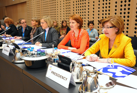 Directrice du Bureau du Gouvernement de la République de Slovénie de l'égalité des chances Tanja Salecl et la ministre du Travail, de la Famille et des Affaires sociales Marjeta Cotman