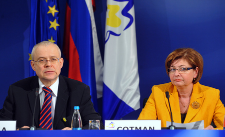 Evropski komisar za zaposlovanje, socialne zadeve in enake možnosti Vladimir Špidla in slovenska ministrica za delo, družino in socialne zadeve Marjeta Cotman na novinarski konferenci