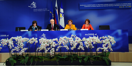 Conférence de presse de la Présidence - Porte-parole au ministère du Travail, de la Famille et des Affaires sociales Terezija Trupi, Commissaire á l'Emploi, aux Affaires sociales et à l'Égalite des chances Vladimir Špidla, la ministre du Travail, de la Famille et des Affaires sociales Marjeta Cotman et la directrice du Bureau gouvernemental pour l`égalité des chances Tanja Salecl