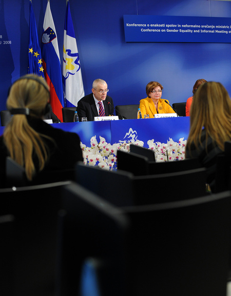 Commissaire á l'Emploi, aux Affaires sociales et à l'Égalite des chances Vladimir Špidla et la ministre slovène du Travail, de la Famille et des Affaires sociales Marjeta Cotman lors de la conférence de presse