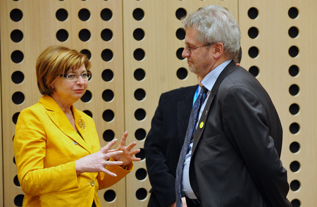 Ministre slovène du Travail, de la Famille et des Affaires sociales Marjeta Cotman avec les participants à la réunion