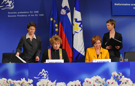 Slovenian Minister of Labour, Family and Social Affairs Marjeta Cotman and her Bulgarian counterpart Emilia Maslorova signing a bilateral agreement on cooperation between the ministries