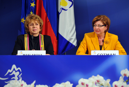 Bolgarska ministrica za delo in socialno politiko Emilia Maslarova in slovenska ministrica za delo, družino in socialne zadeve Marjeta Cotman po podpisu sporazuma o sodelovanju med ministrstvoma obeh držav
