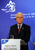 Predsednik Evropskega parlamenta Hans-Gert Pöttering na novinarski konferenci
