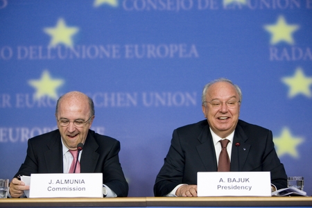 Slovenski minister za finance Andrej Bajuk in evropski komisar za ekonomske in monetarne zadeve Joaquin Almunia na novinarksi konferenci po zaključku zasedanja Sveta