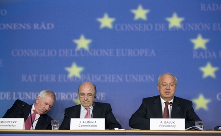 European Commissioner for the Internal Market and Services Charlie McCreevy, Joaquín Almunia, Commissioner for Economic and Monetary Affairs and the Slovenian Finance Minister, President of the Council Andrej Bajuk at the press conference