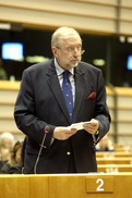 Slovenian minister of foreign affairs Dimitrij Rupel presents EU – USA Summit in the European Parliament