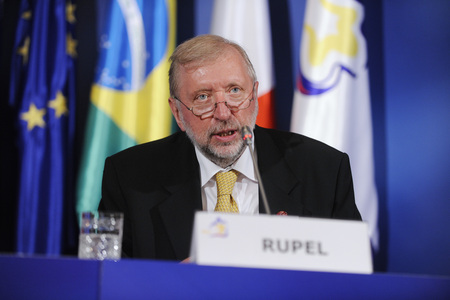 Slovenian Minister of Foreign Affairs Dimitrij Rupel at the press conference