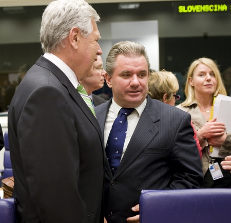 Slovenian Minister of Economic Affairs, President of the Council Andrej Vizjak (R) talking with German Federal Minister for Economics and Technology Michael Glos (L)