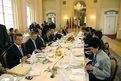 Delovno kosilo med predstavniki Trojke EU in Kitajske   je potekalo v Kristalnem salonu v vladni palači