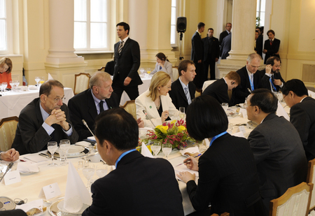 Delovno kosilo med predstavniki Trojke EU in Kitajske je potekalo v Kristalnem salonu v vladni palači
