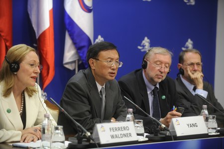 Novinarska konferenca po srečanju med predstavniki Trojke EU in Kitajske