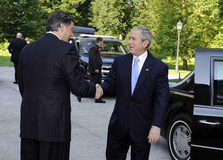 Le Président slovène Danilo Türk souhaite la bienvenue au président des États-Unis George W. Bush